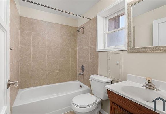 5th image of 810 E 18th St