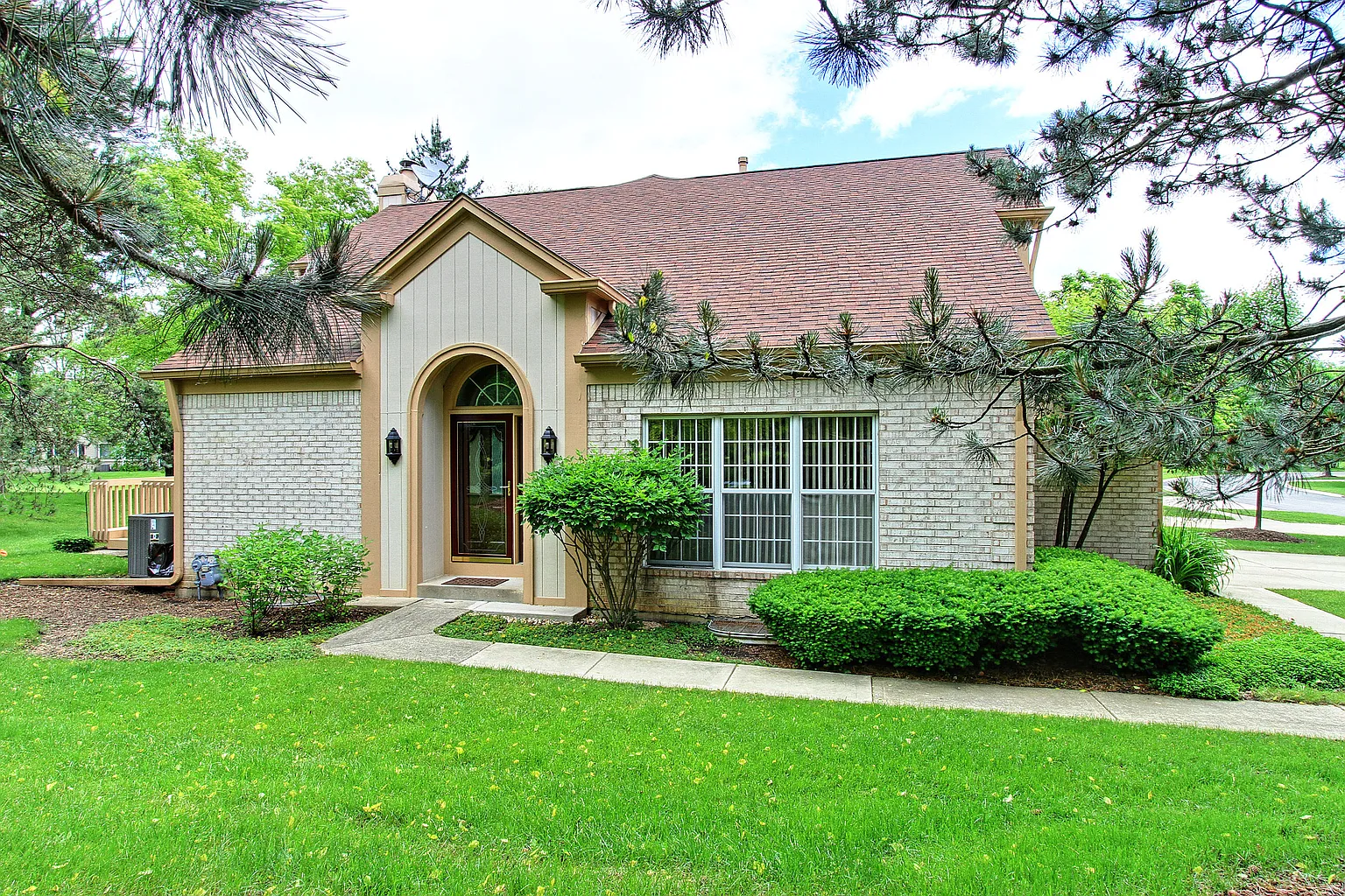 827 Marseilles Cir photo 1