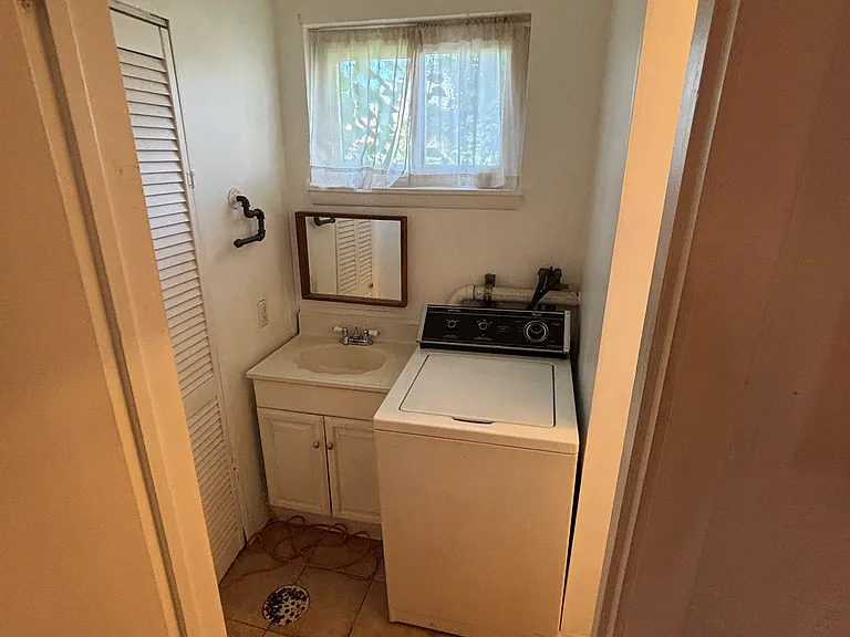Washing machine in unit(no dryer).