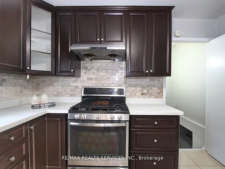 185 Earnscliffe Cir — Photo 10
