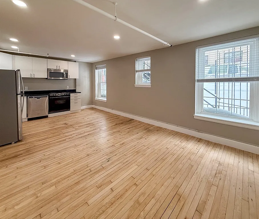 3 bed, $6,900 — Photo 2