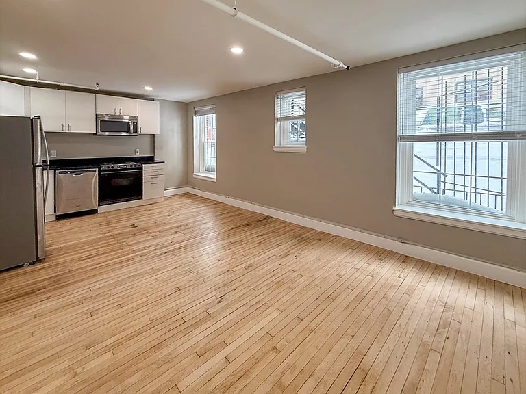 48 Winter St #5R — Photo 2