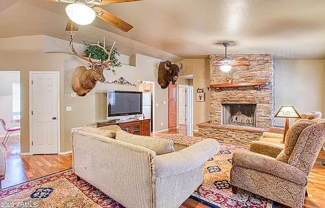 4 bed, 1833 sqft, $2,000 — Photo 2