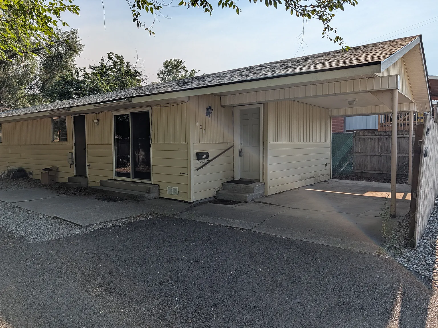 704 E Queen Ave — Photo 1