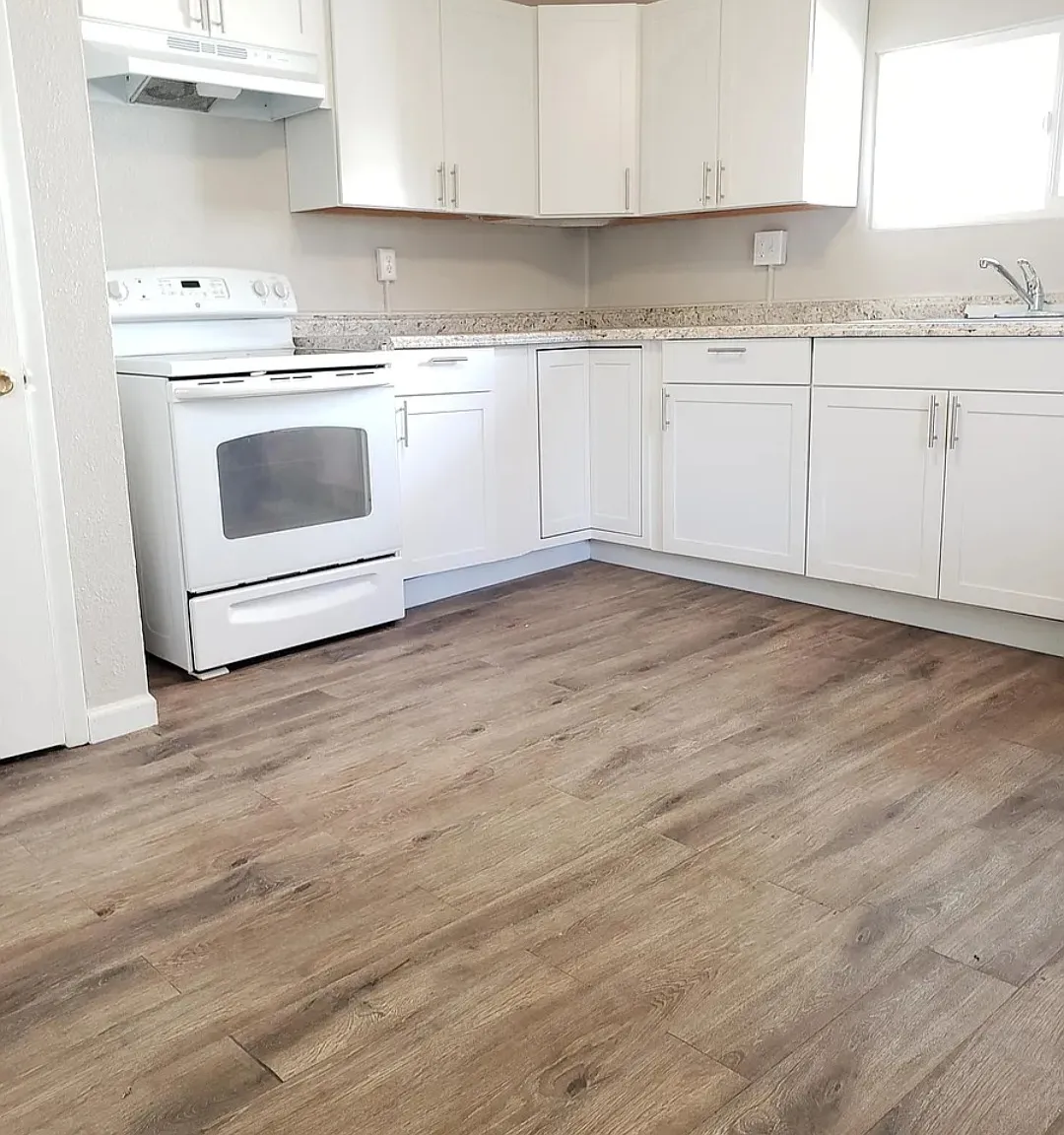 709 E 1st St — Photo 2