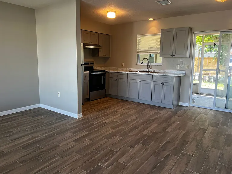 556 Briarwood Rd — Photo 5