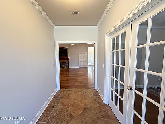 4th image of 2099 E Franklin St