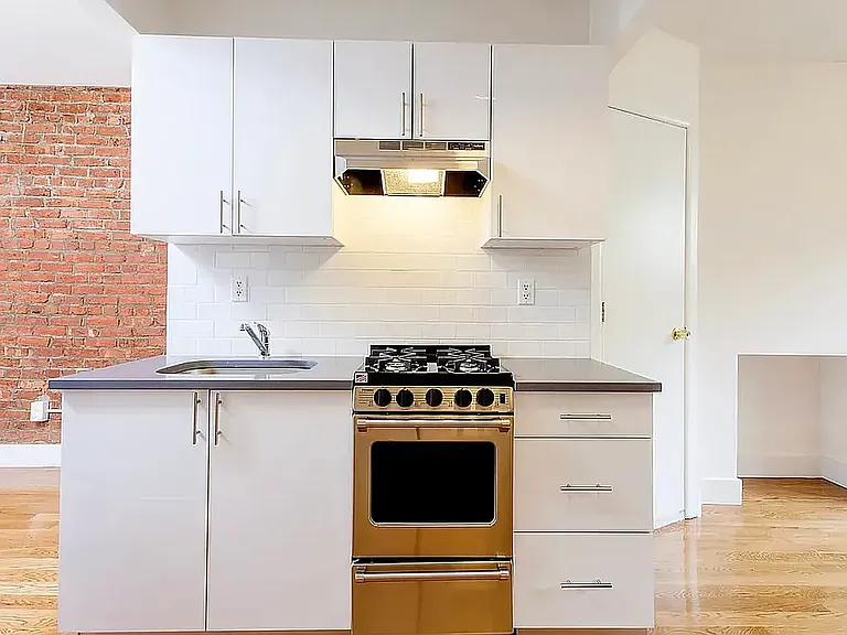 209 E 4th St #9 — Photo 2