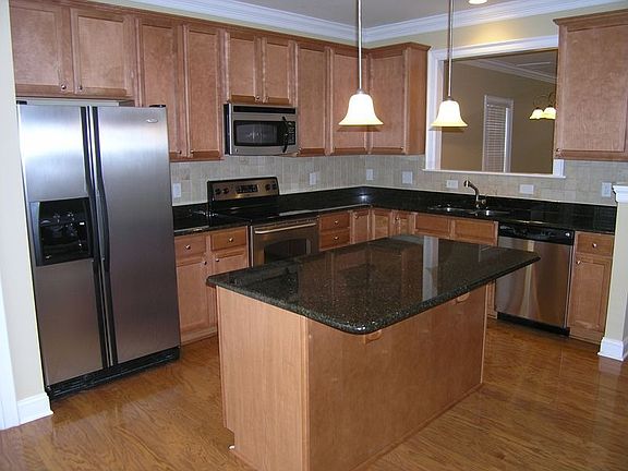 Island Kitchen w/Granite & Stainless Appliances
