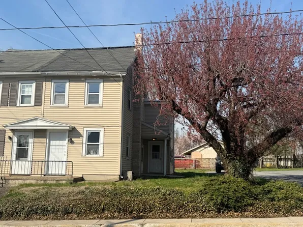 323 Main St, Akron, PA 17501
