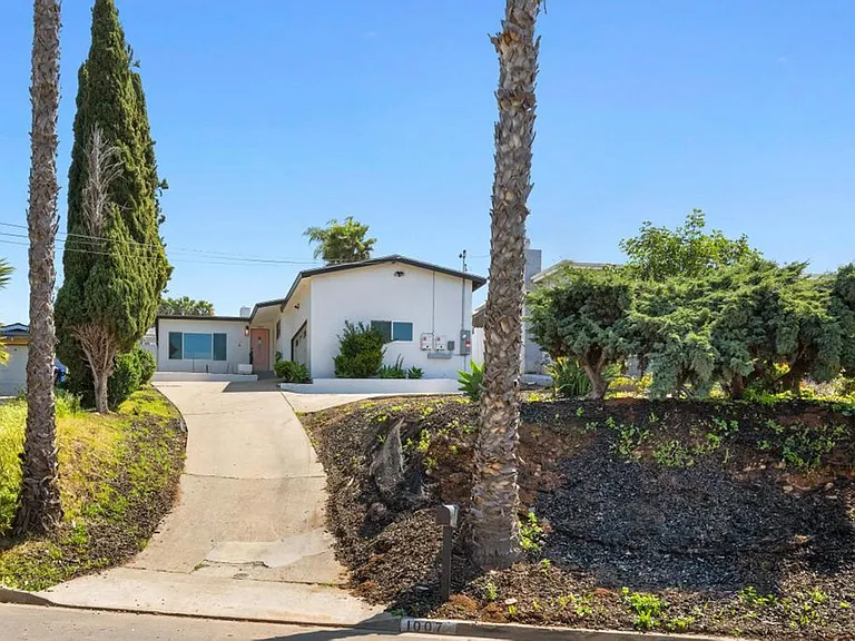 1007 Winston Dr — Photo 2