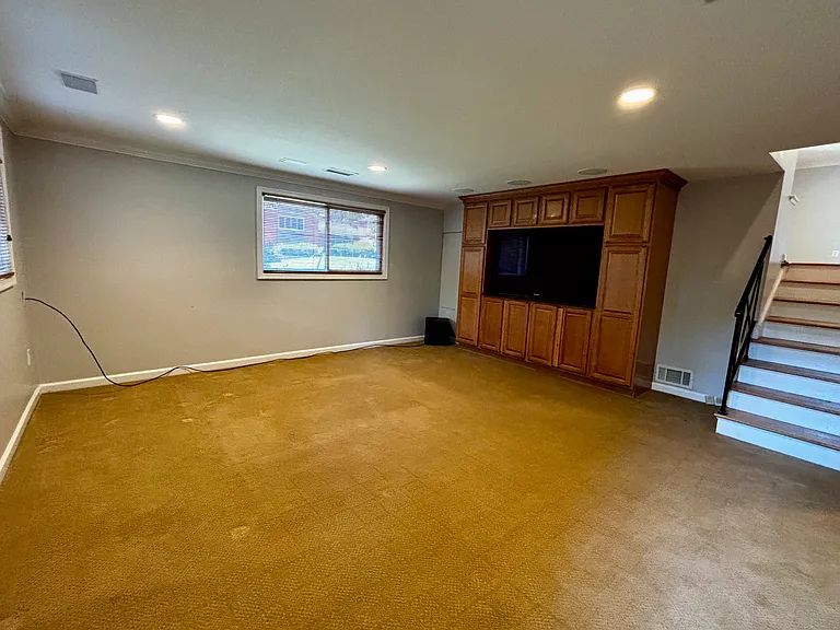 Lillian Dr — Photo 28