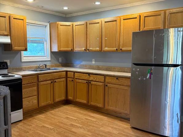 411 N 6th St APT B, Oregon, IL 61061