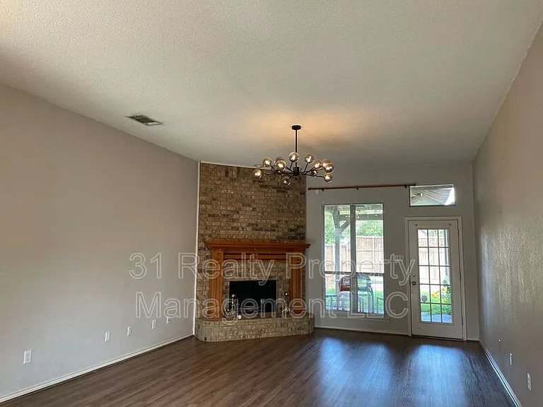 1304 Rosewood Ln — Photo 6