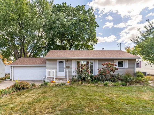 1827 3rd Ave NW, Waverly, IA 50677