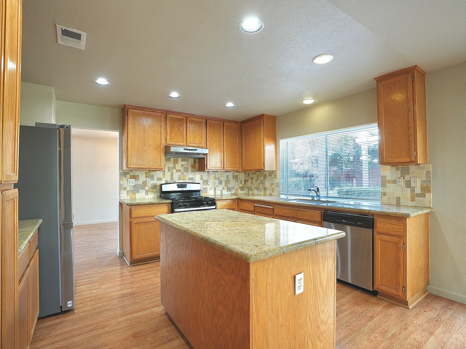 4 bed, 2.5 bath, 2509 sqft, $3,000 — Photo 4