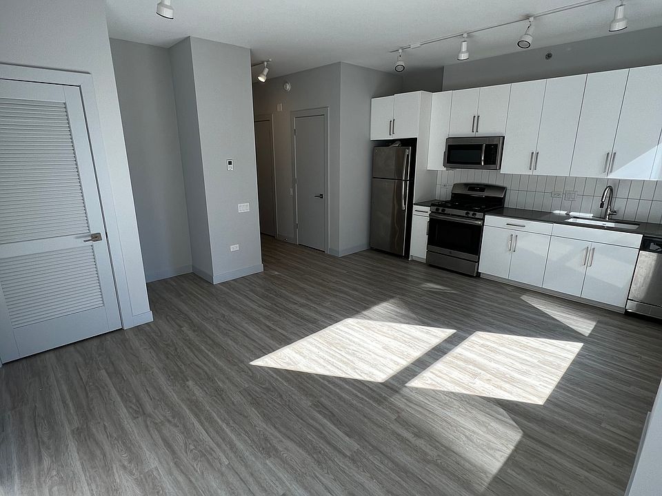1st image of 331 S Wells St #612