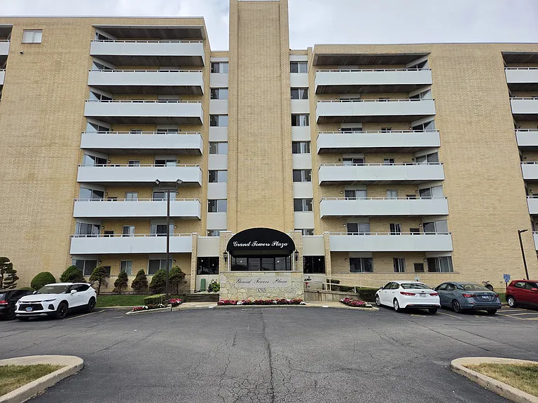 10515 W Grand Ave #206 — Photo 2
