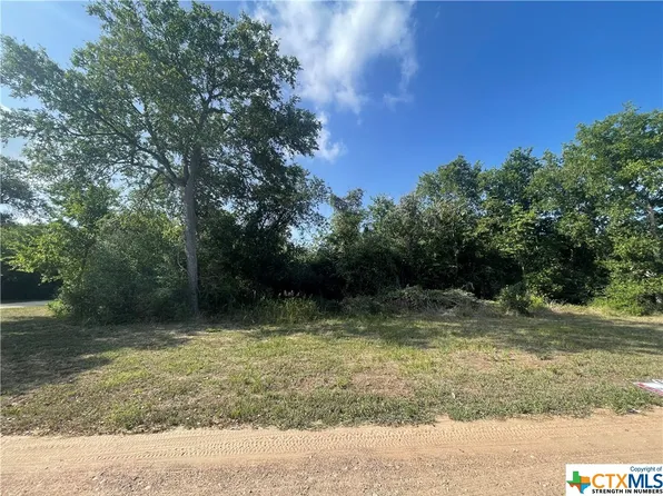 931 Rainbow Rd, Cuero, TX 77954