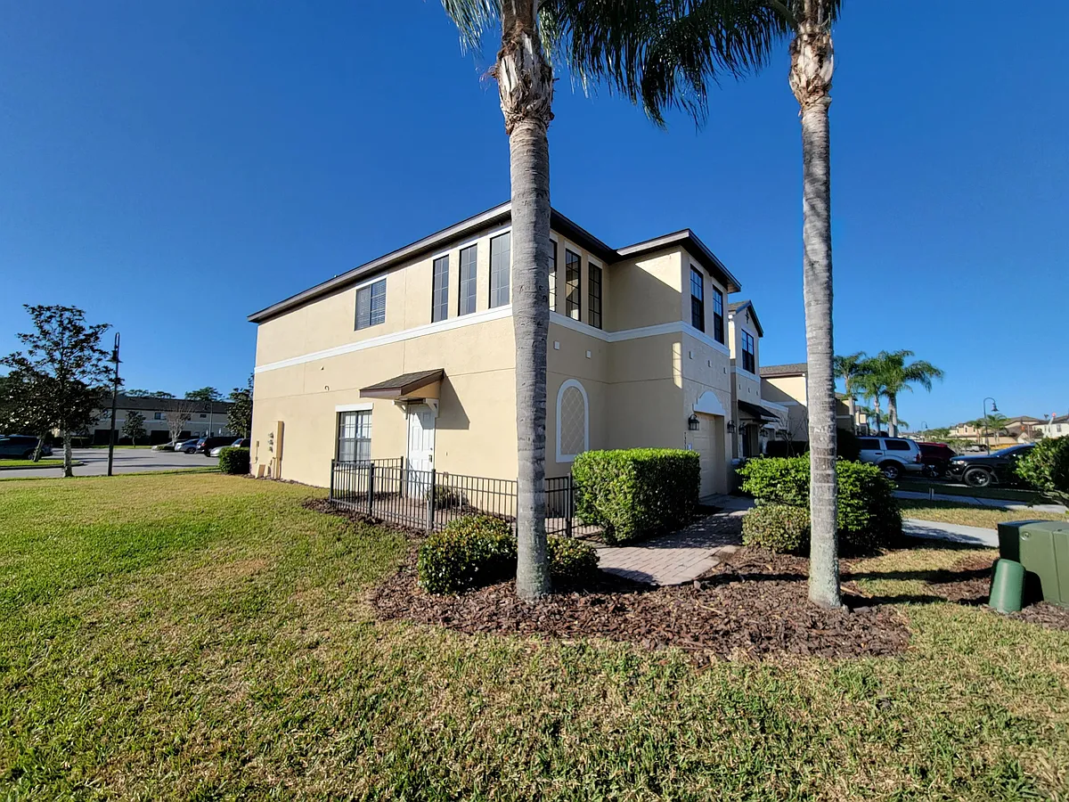 Building Photo - 2223 Seven Oaks Dr #1