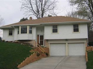 8910 Raven Oaks Dr, Omaha, NE 68152