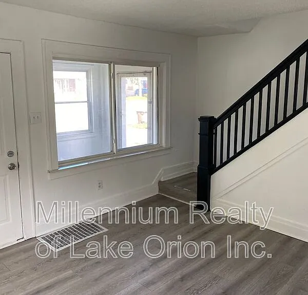 638 Joslyn Ave — Photo 7