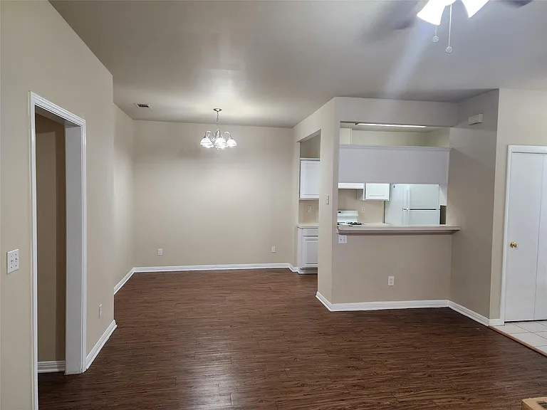 503 Gregory Ct — Photo 6