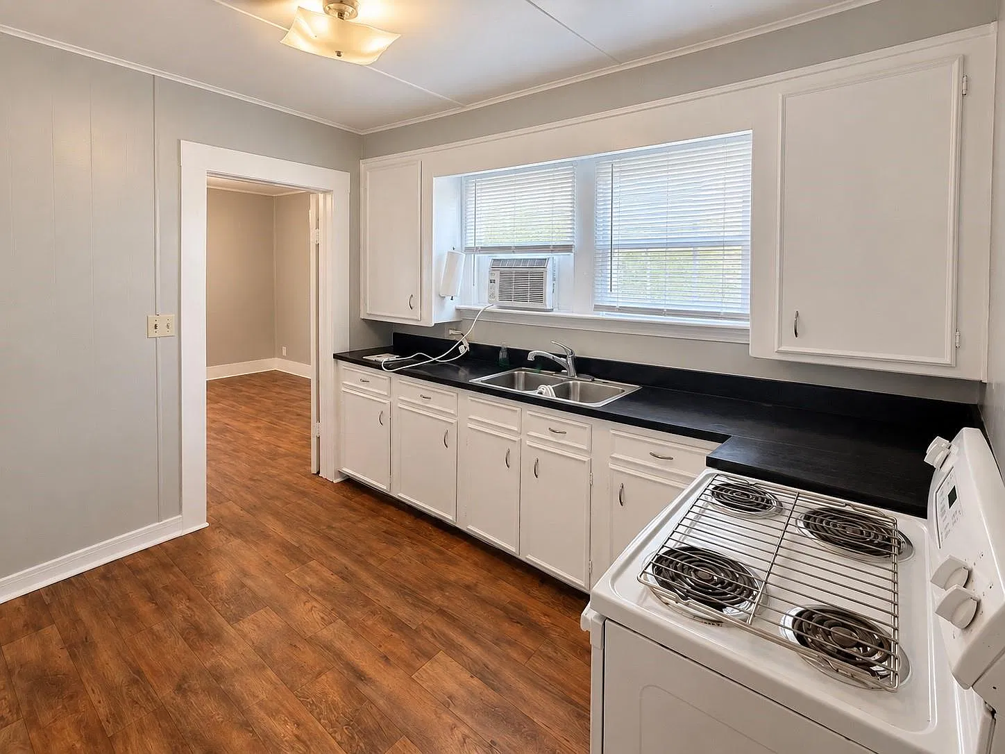 2 bed, 1.0 bath, 1092 sqft, $1,300 — Photo 3