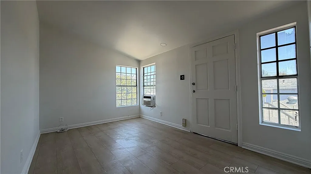 2 bed, 800 sqft, $2,300 — Photo 1
