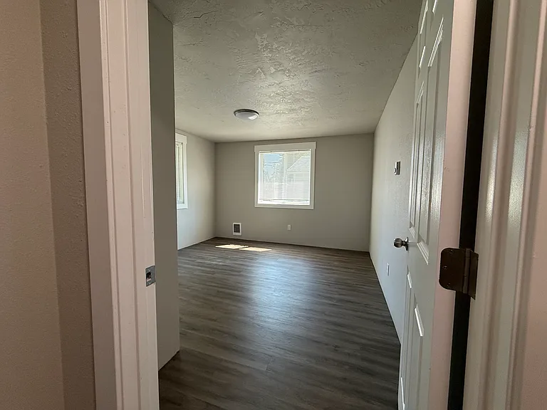 1920 E Front Ave — Photo 15