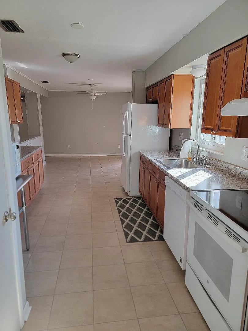 3 bed, 1600 sqft, $2,200 — Photo 4