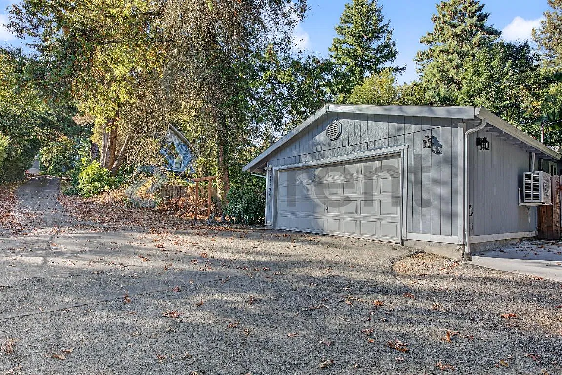 3 bed, 1050 sqft, $2,500 — Photo 2
