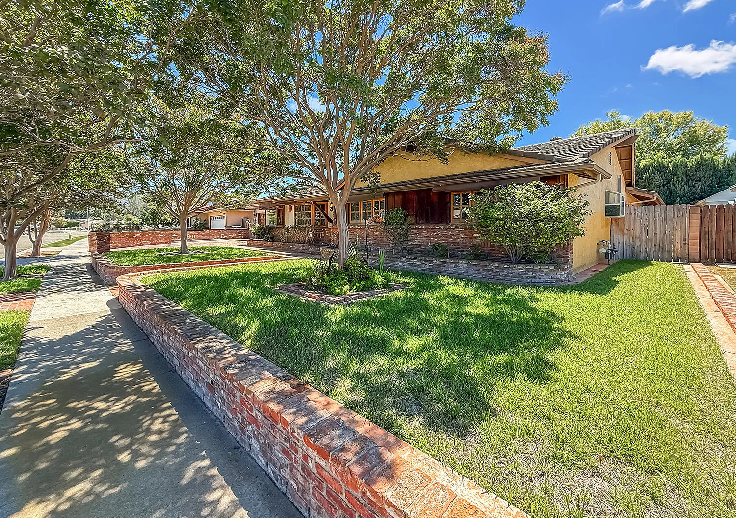 4 bed, 2046 sqft, $4,400 — Photo 3