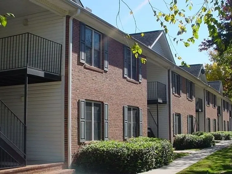 College Town Place — Photo 2