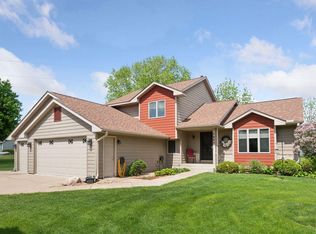 1665 Royal Oak Dr, Chaska, MN 55318