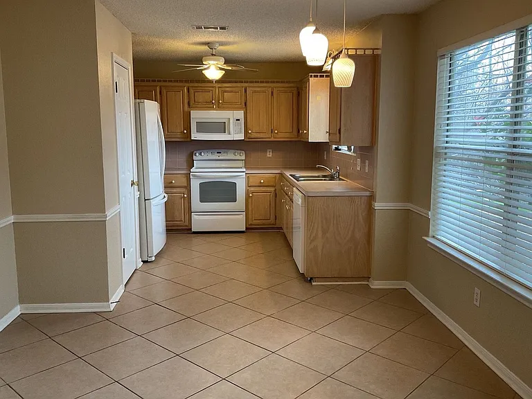 1701 Tanglewood Dr — Photo 3