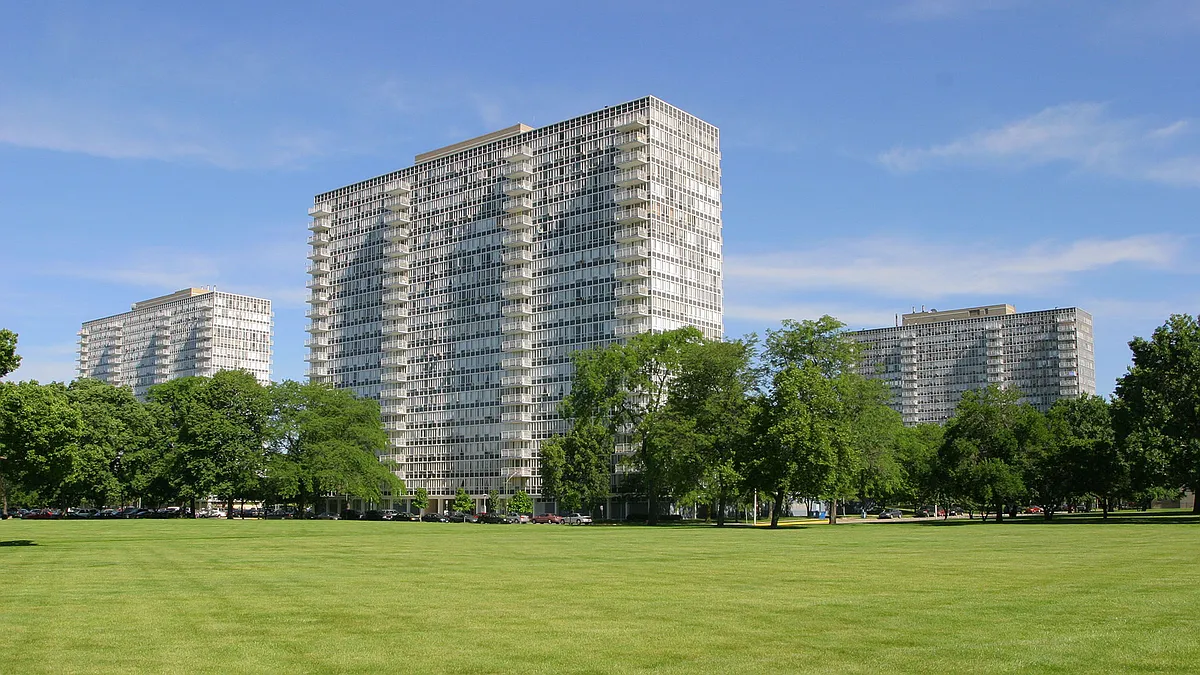 Building Exterior - Lake Meadows Apartments