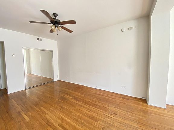 3rd image of 5528-30 N Kenmore Ave #106