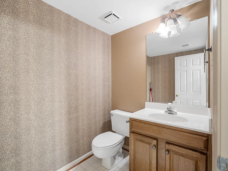 10186 Castlewood Ln — Photo 31