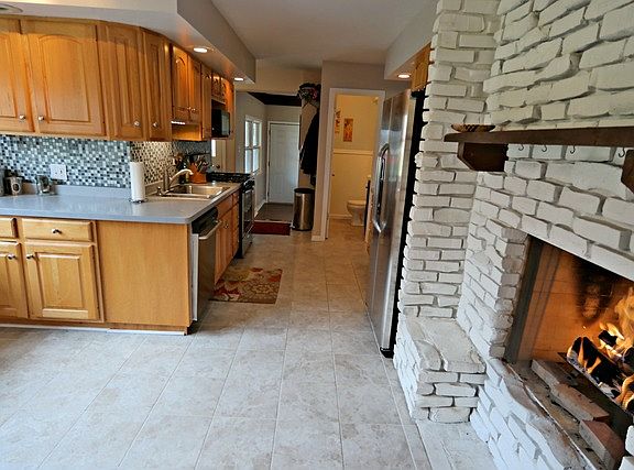 4th image of 3908 Dean St