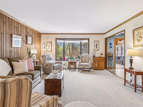 3rd image of 3170 Queensland Ln N