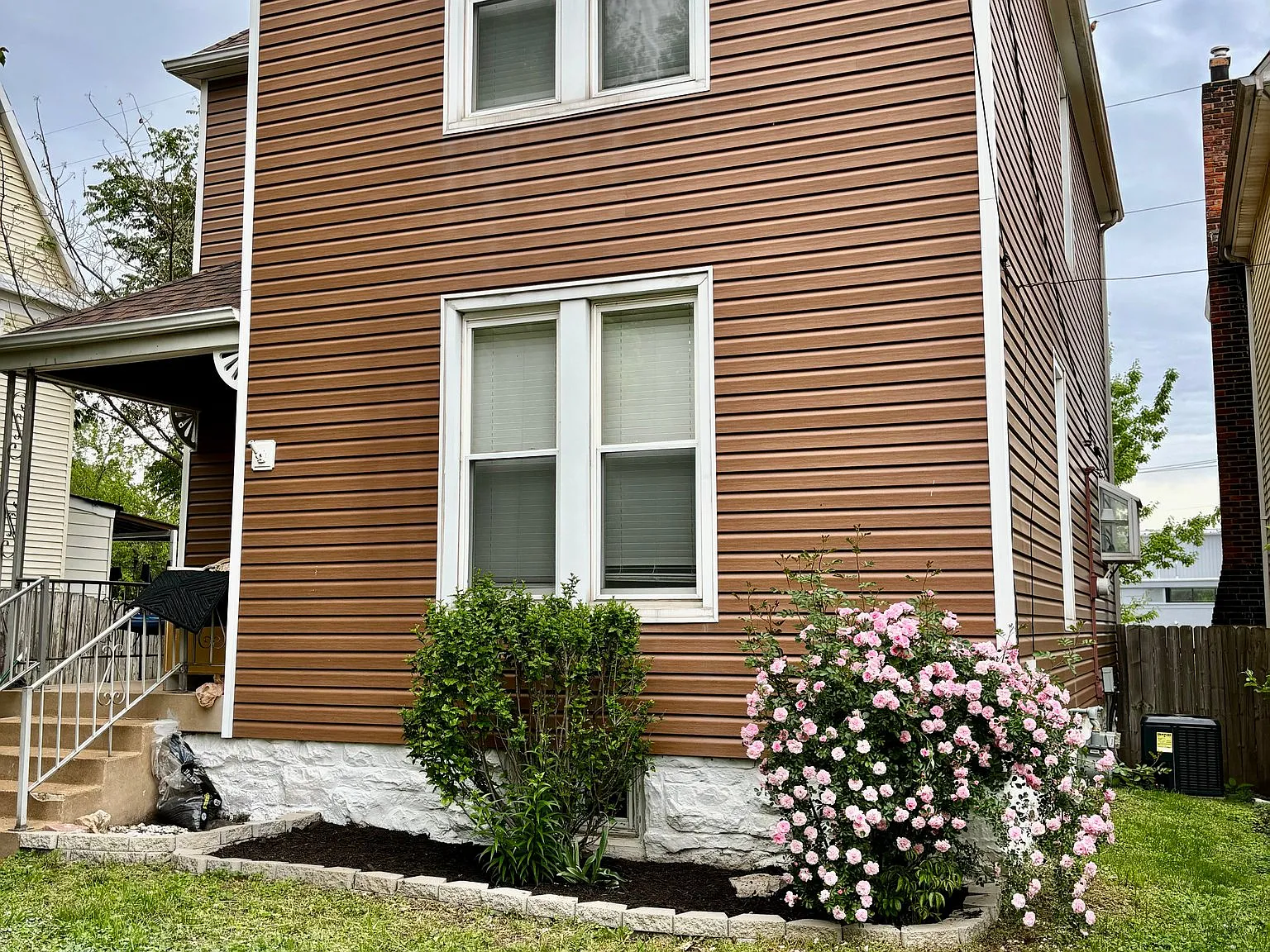 Famous Ave. quartz island, private yard/fenced-parking — Photo 2