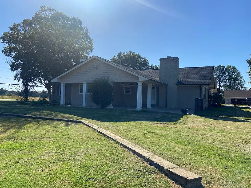 3 bed, 2.5 bath, 1800 sqft, $1,500 — Photo 1