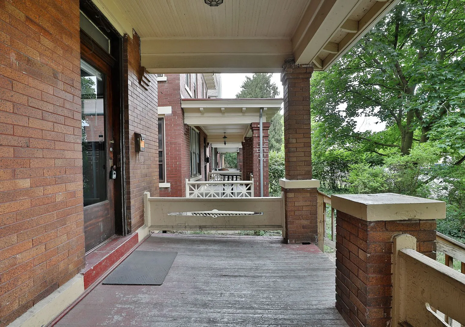 Great Central Location 5 Bedroom House - Virtual Showings Available — Photo 3