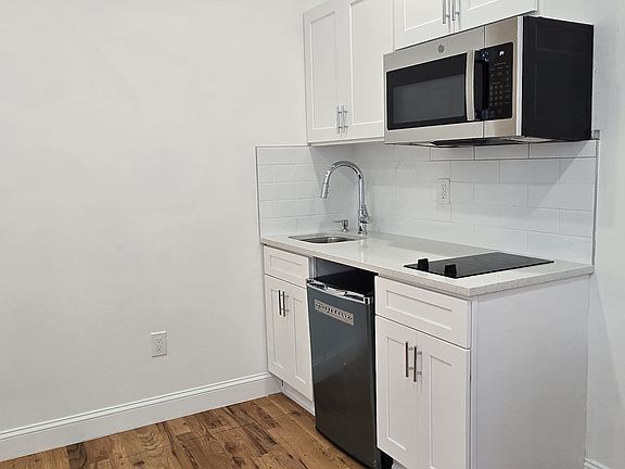 2nd image of 920 Glenmore Ave APT 1