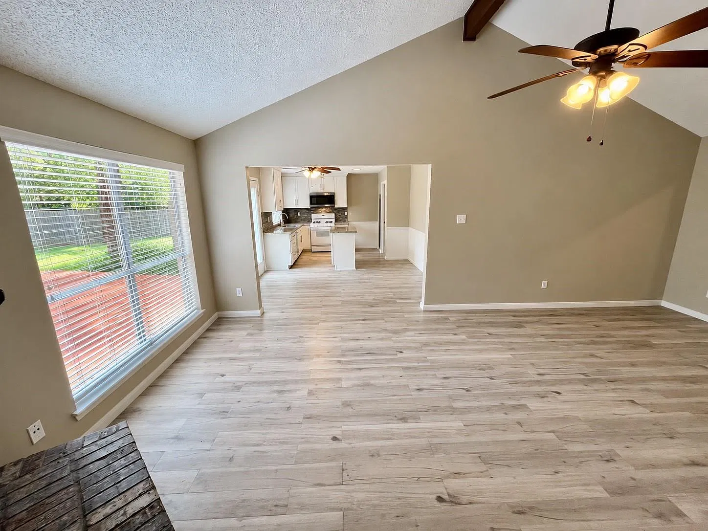 3 bed, 2.0 bath, 1430 sqft, $2,200 — Photo 4