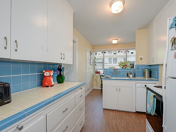 5th image of 1012 Queen Anne Ave N APT 21