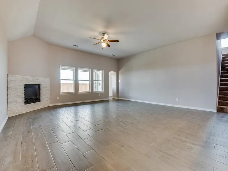 1004 Churchill Dr — Photo 4