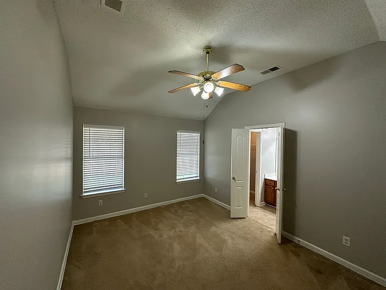 1098 Breezy Valley Dr — Photo 10