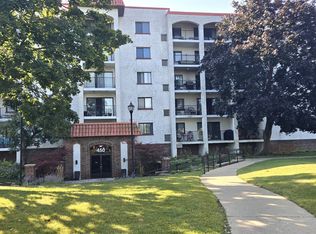 450 Plum Creek Dr, Wheeling, IL 60090